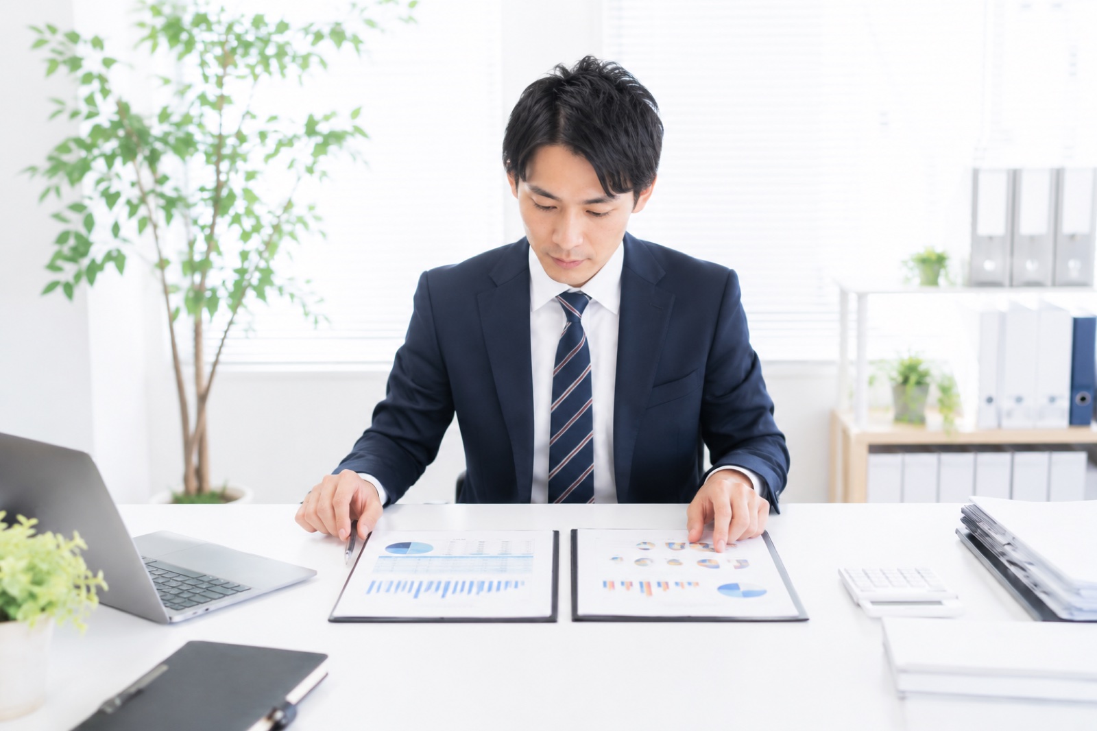営業代行サービスの選び方を比較検討するシーン